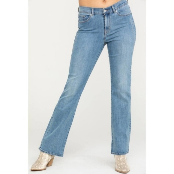Levi's Curvy Bootcut Mid Rise Blue Jeans Women's Size 31 / 12 Short - Picture 1 of 14